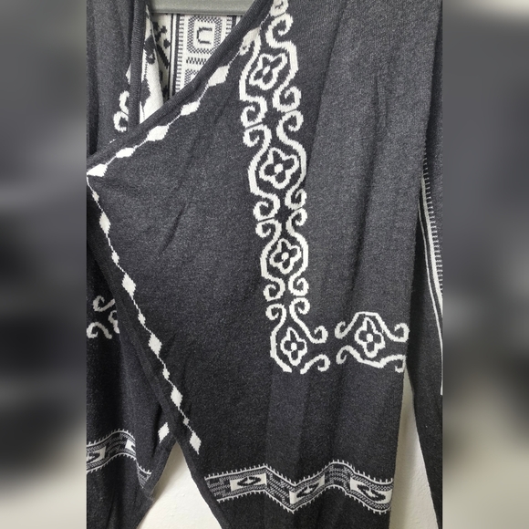 Mollo Rollo Chic Black and White Women's Poncho - Picture 3 of 7